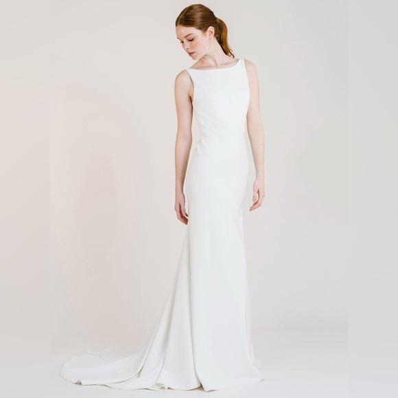 Simple white backless button down with zipper wedding dress - Picture 5 of 6